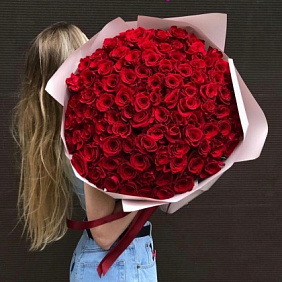 Букет 101 роз «Ред найоми»