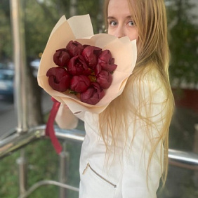 9 красных пионов