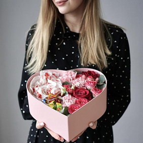 Композиция цветов в сердце «Стрела Амура», размер L