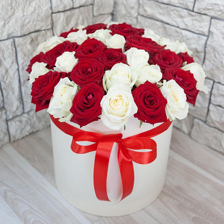 Коробка из 51 красной и белой розы - Фото 1