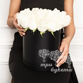 Белые кустовые розы в черной шляпной коробке №698
