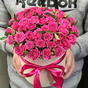роза кустовая в коробке