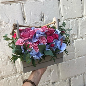 Композиция с гортензией в ящике