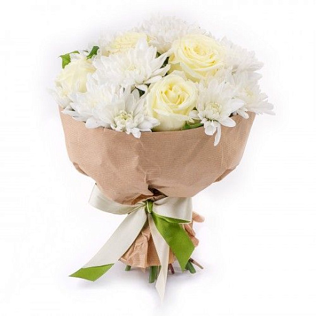 Букет из белых роз, кустовых хризантем и салала - Фото 1