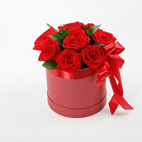 Цветы в коробке 9 красных роз "Поцелуй меня" №161
