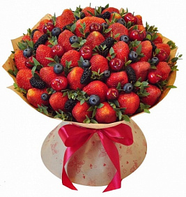 Ягодный букет из клубники, ежевики и черешни