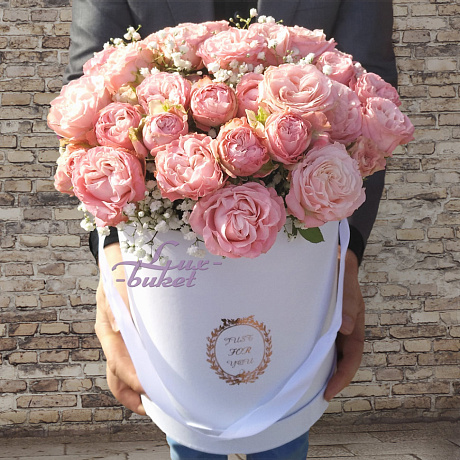 51 розовая кустовая пионовидная роза в большой розовой шляпной коробке №321 - Фото 1