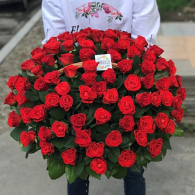 Корзины с цветами. Розы красные. 101 роза. N85