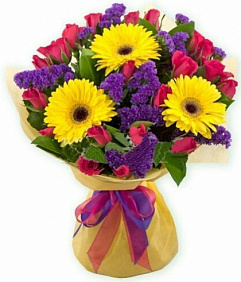 Букет из гербер, статицы и кенийской розы