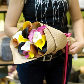 Букет из разноцветных калл (15 калл)