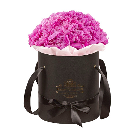 15 ярко-розовых пионов в черной шляпной коробке №793 - Фото 1