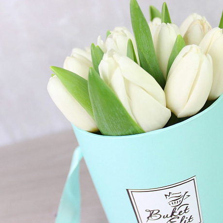 35 белых тюльпанов в голубой шляпной коробке №107 - Фото 1