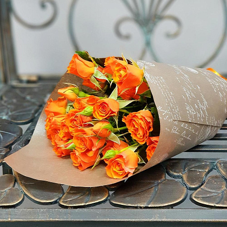 Букет из кустовой оранжевой розы - Фото 1