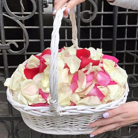 Корзина лепестки роз