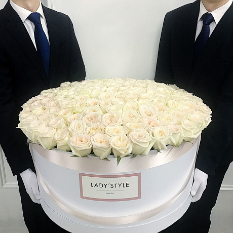 Ароматные эквадорские розы White O Hara в шляпной коробке Royal - Фото 1
