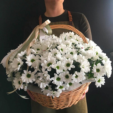 Корзина цветов с белыми хризантемами - Фото 1