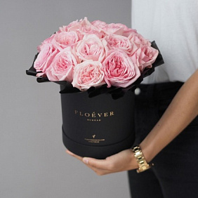 Розы Пинк Охара в черной коробке М