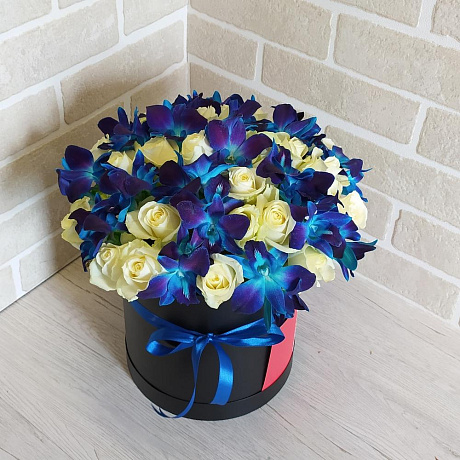 Орхидея с белыми розами - Фото 1