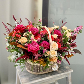 Корзина с цветами в стиле яркой осени