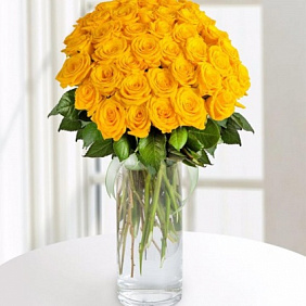 45 желтых роз в вазе