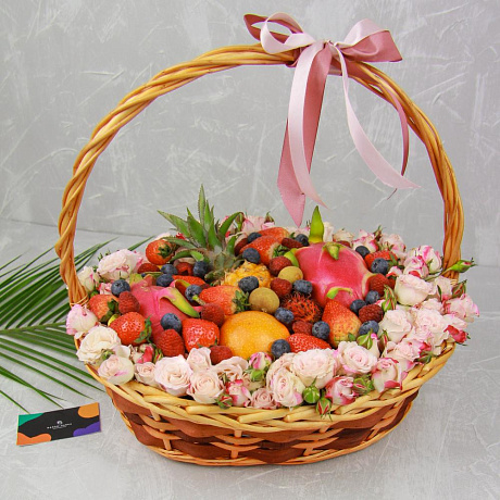 Корзина Кустовые розы с экзотическими фруктами и ягодами - Фото 1