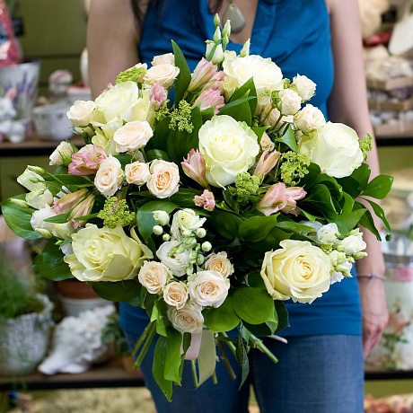 Букет из белых роз и кремовых кустовых роз - Фото 1