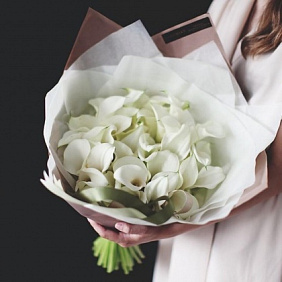 Букет из 39 белых калл в нежной упаковке