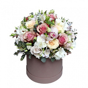 Орхидеи, кустовые хризантемы и розы в шляпной коробке
