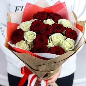 Букет из 21 красной и белой розы