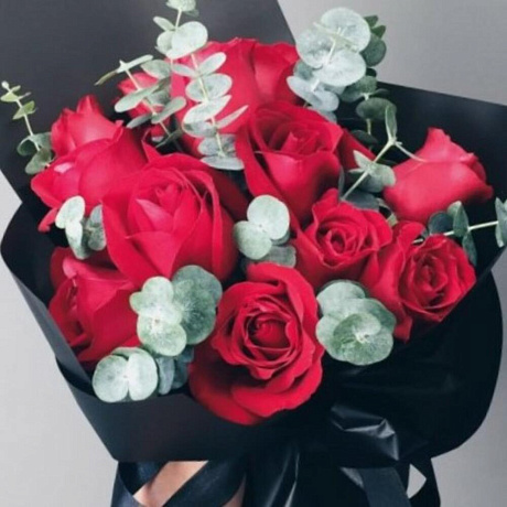 Букет из 18 красных роз и эвкалипта Похоронный букет Эвкалипт Красные розы Траурный букет с розами и эвкалиптом - Фото 1