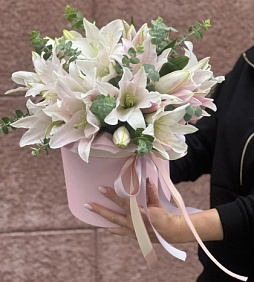 Цветы в коробке «Мисс Лили»