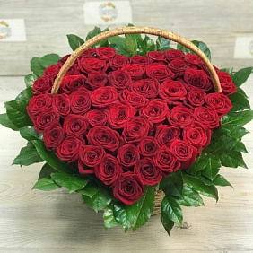 Корзины с цветами. Розы красные. Сердце из роз. 51 роза. N157