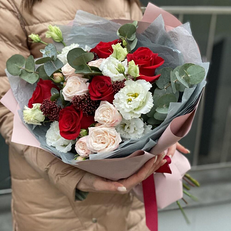 Букет из роз, эустомы и эвкалипта - Фото 1