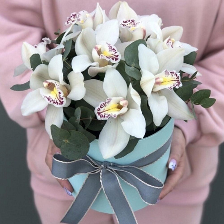 9 белых орхидей в коробке - Фото 1