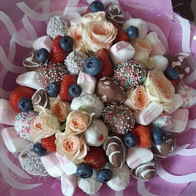 Клубничный букет «Roses