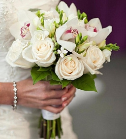 Букет невесты из белых орхидей, роз и фрезии