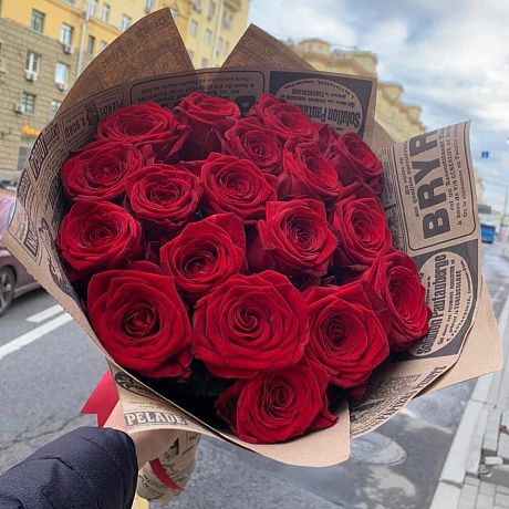 19 красных роз в крафте №160 - Фото 1