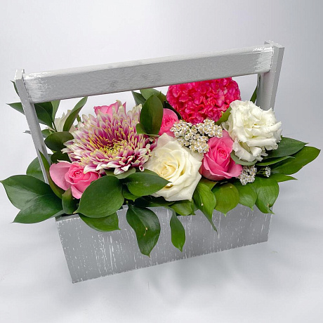 Ящик с розовой композицией из цветов - Фото 1