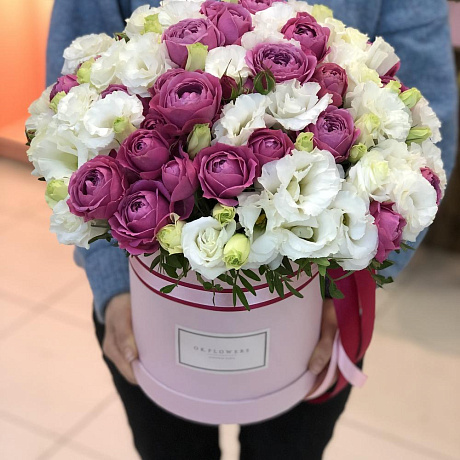 Коробочка с пионовидными розами и эустомой - Фото 1