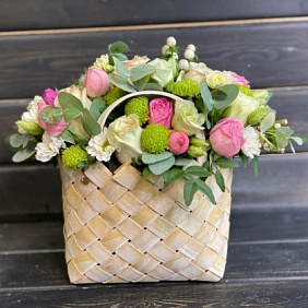 Корзина светлая с хризантемами