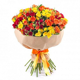 Букет из 29 кустовых роз и салала