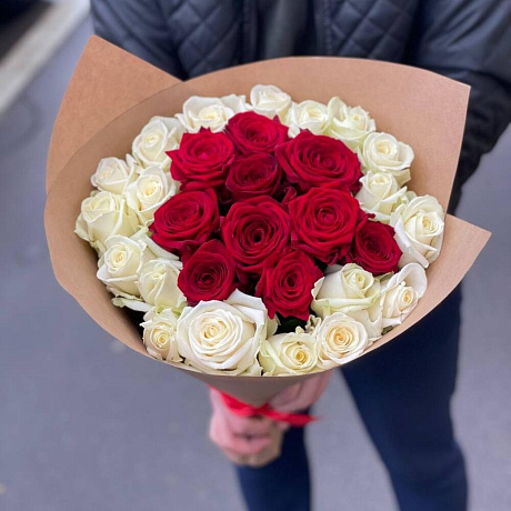 Букет из 29 красно-белых роз - Фото 1