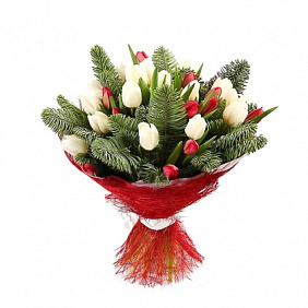 Новогодний букет из тюльпанов и лапника
