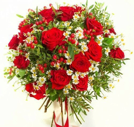 Букет из красных роз, ромашек и гиперикума - Фото 1