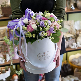 Шляпная коробка с лизиантусами (17 лизиантусов)