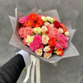 Букет 15 кустовых разноцветных Роз микс