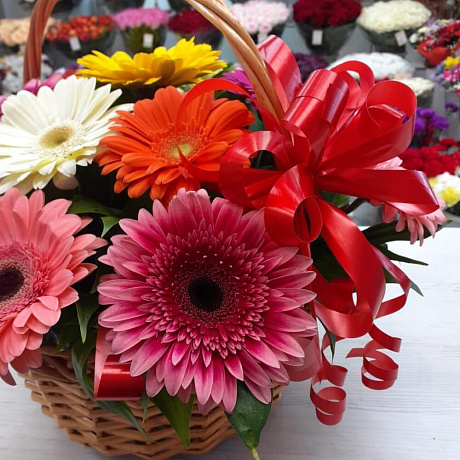 Набор корзина с цветами и конфеты - Фото 1