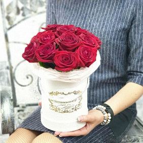 Красные розы в шляпной коробке №161