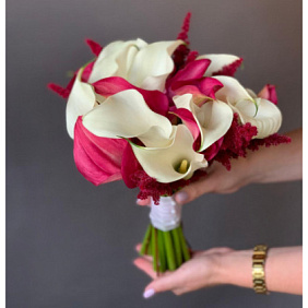 Букет невесты из 17 разноцветных калл