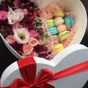 Коробка с цветами и макаруни N1